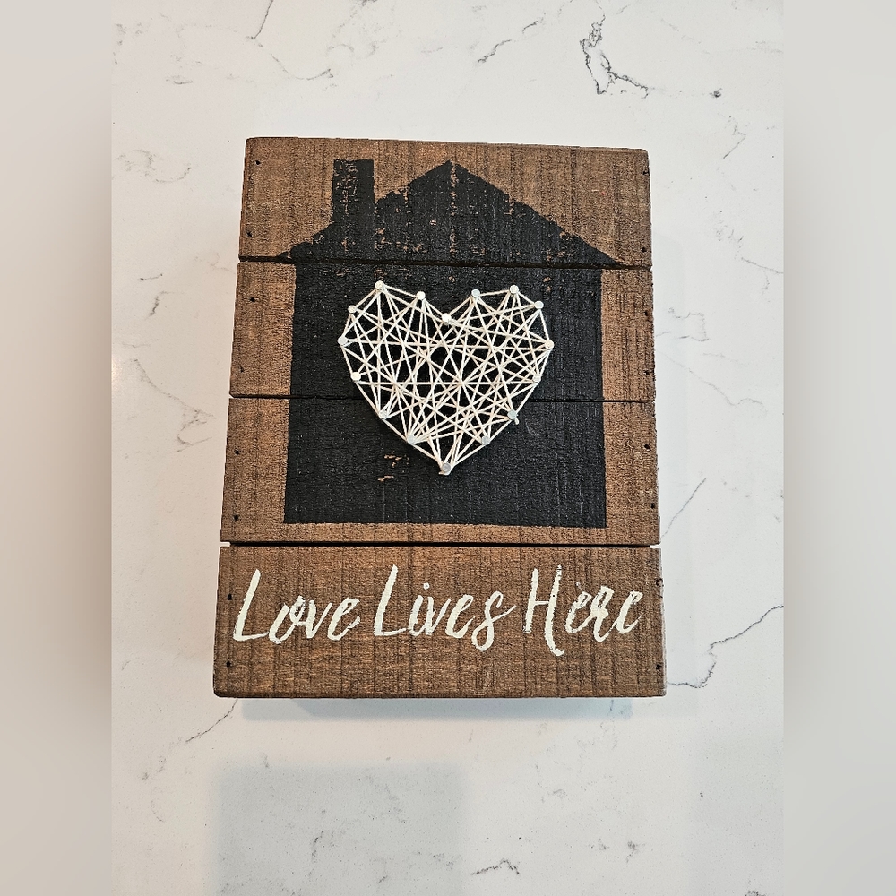 "Love Lives Here" wall deco